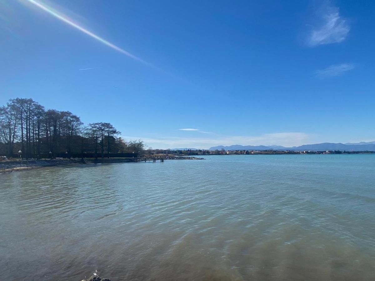 The Sunny Lake - Apartment With Pool Desenzano del Garda Eksteriør bilde
