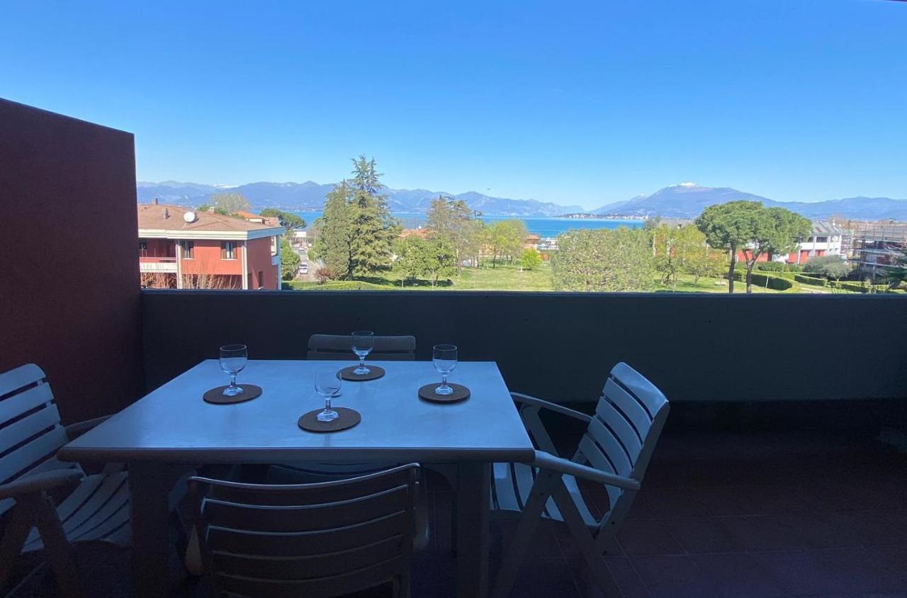 The Sunny Lake - Apartment With Pool Desenzano del Garda Eksteriør bilde